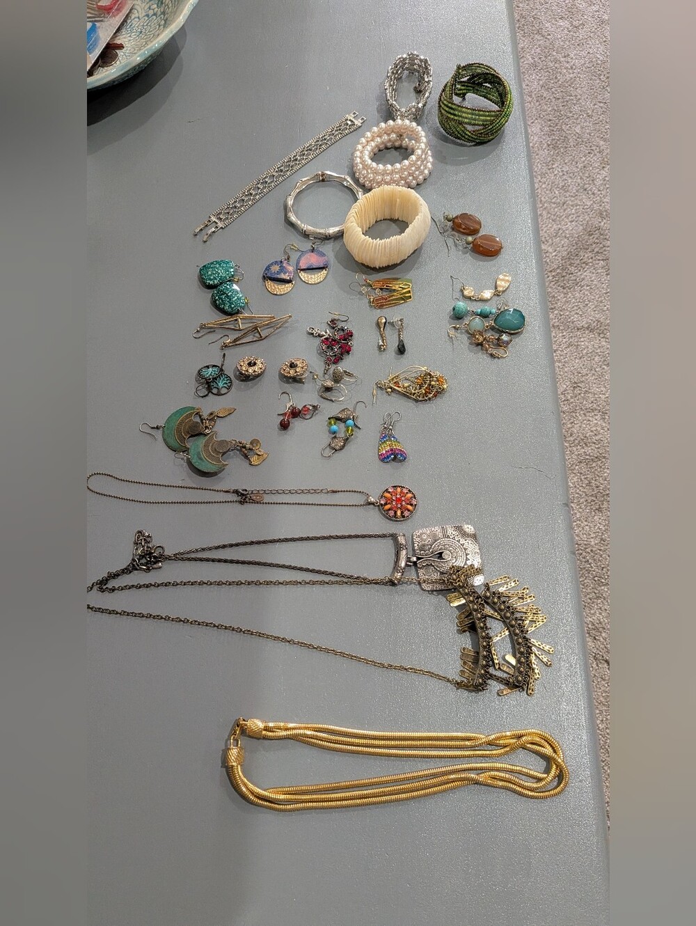 Lot of Assorted Women's Costume Jewelry: Neclaces, Bracelets, Pierced Earrings